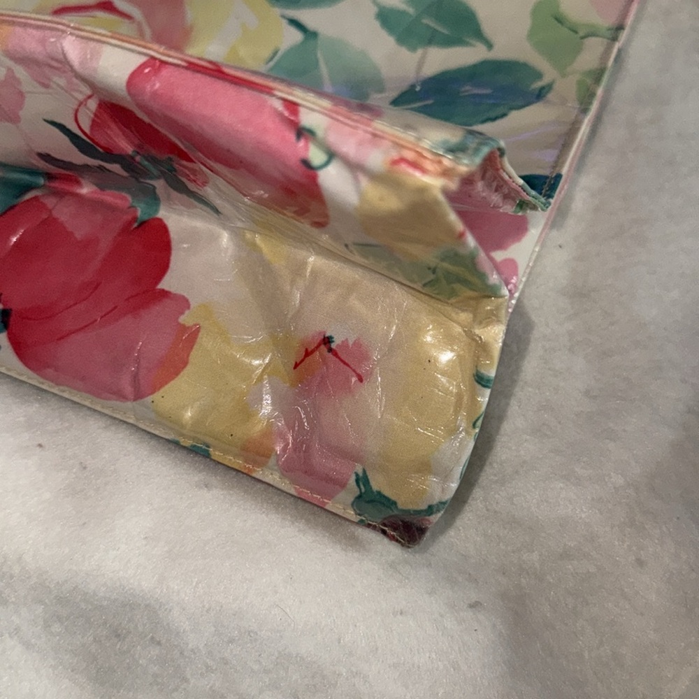 Preloved Chanel white floral vinyl tote bag has a clear plastic resin handles. - Picture 4 of 15